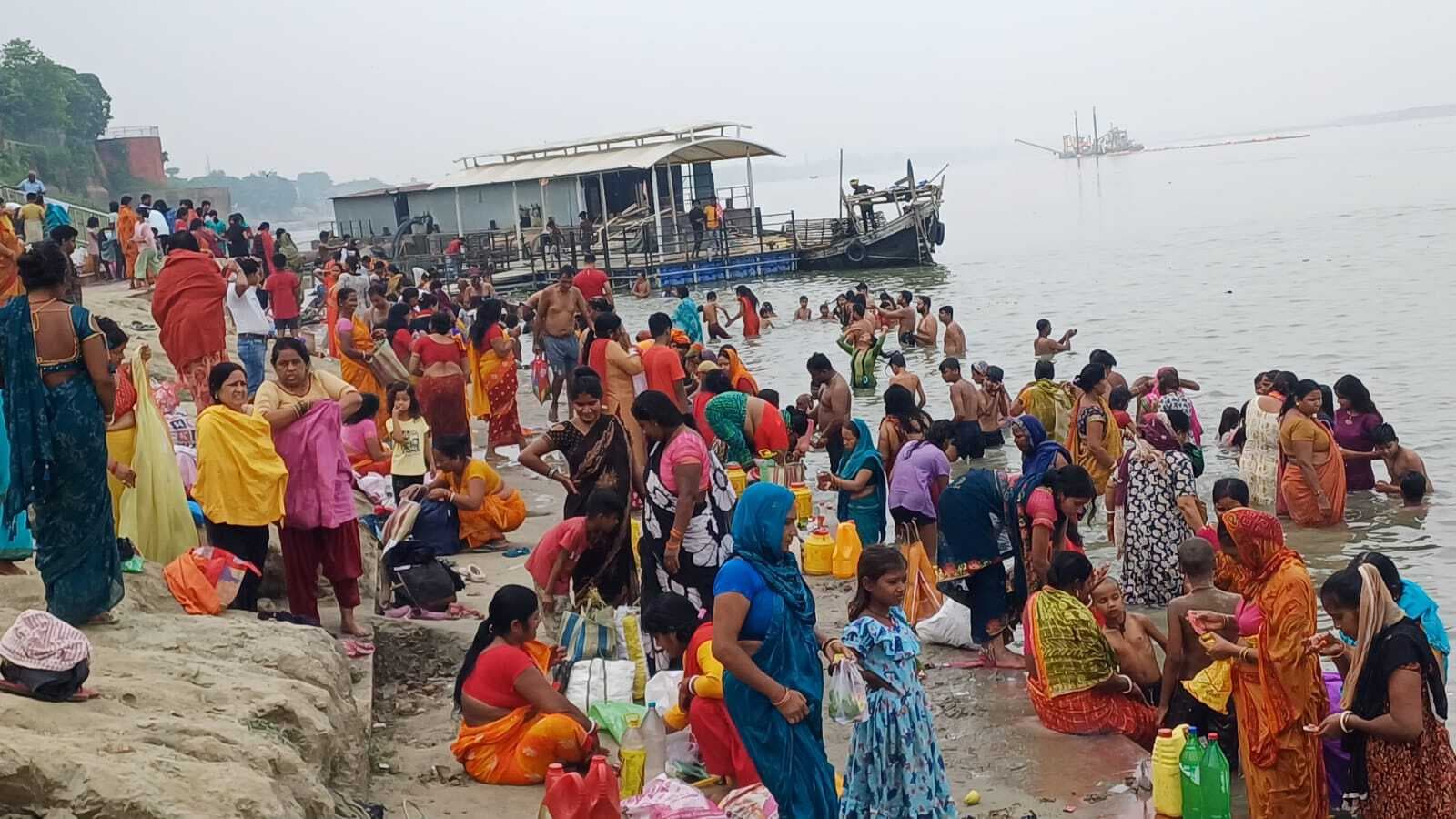 गंगा दशहरा पर शहर के विभिन्न गंगा घाटों पर भक्तों ने लगायी आस्था की डूबकी