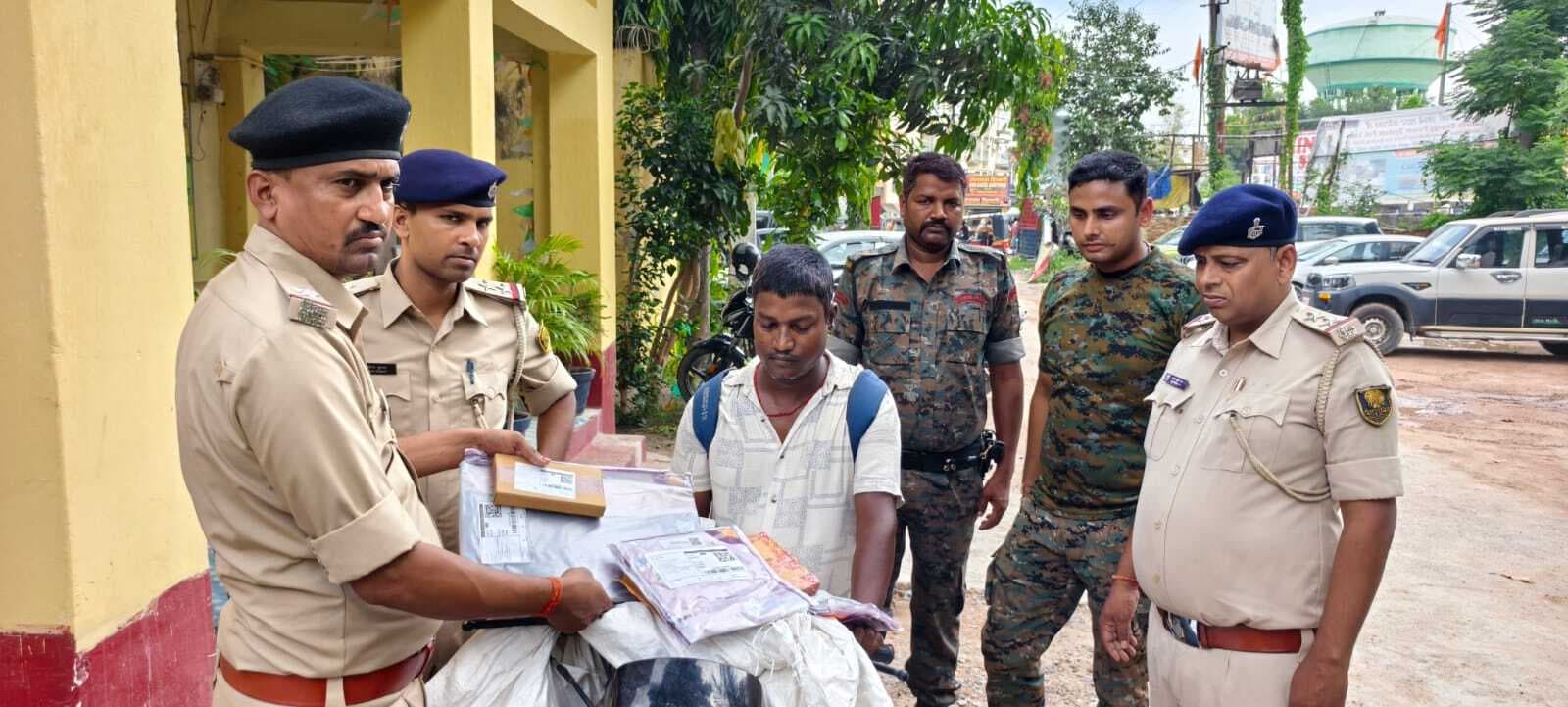 कोरियर के आड़ में शराब तस्करी करते कोरियर ब्वाय को किया गिरफ्तार