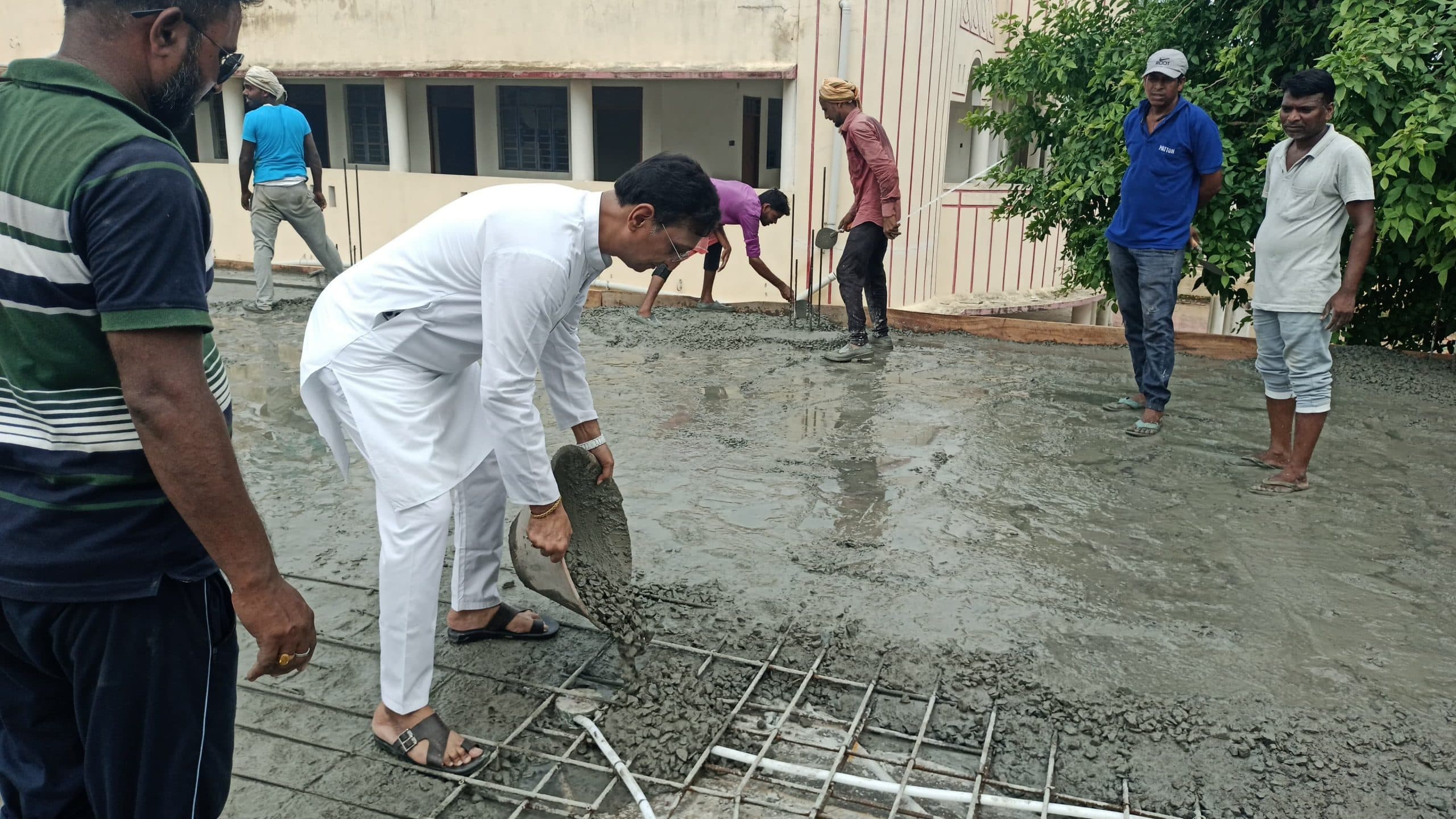 भाजपा नेता ने मंदिर के छत की ढलाई में किया सहयोग