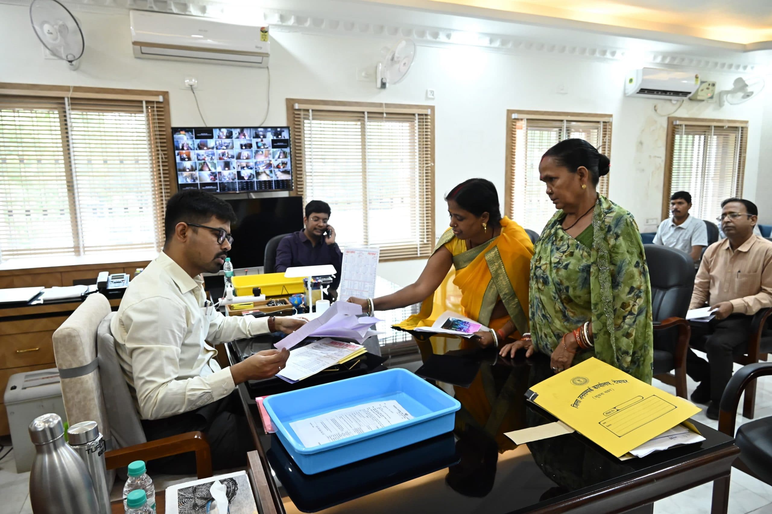 Deoghar News : सभी आवेदनों की भौतिक जांच करते हुए सात दिनों के अंदर निष्पादन करें : डीसी