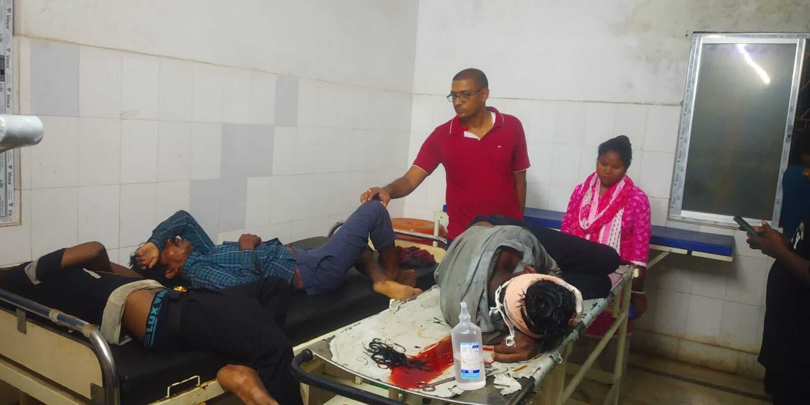 हाइवा की चपेट में आने पर बाइक सवार तीन युवक घायल