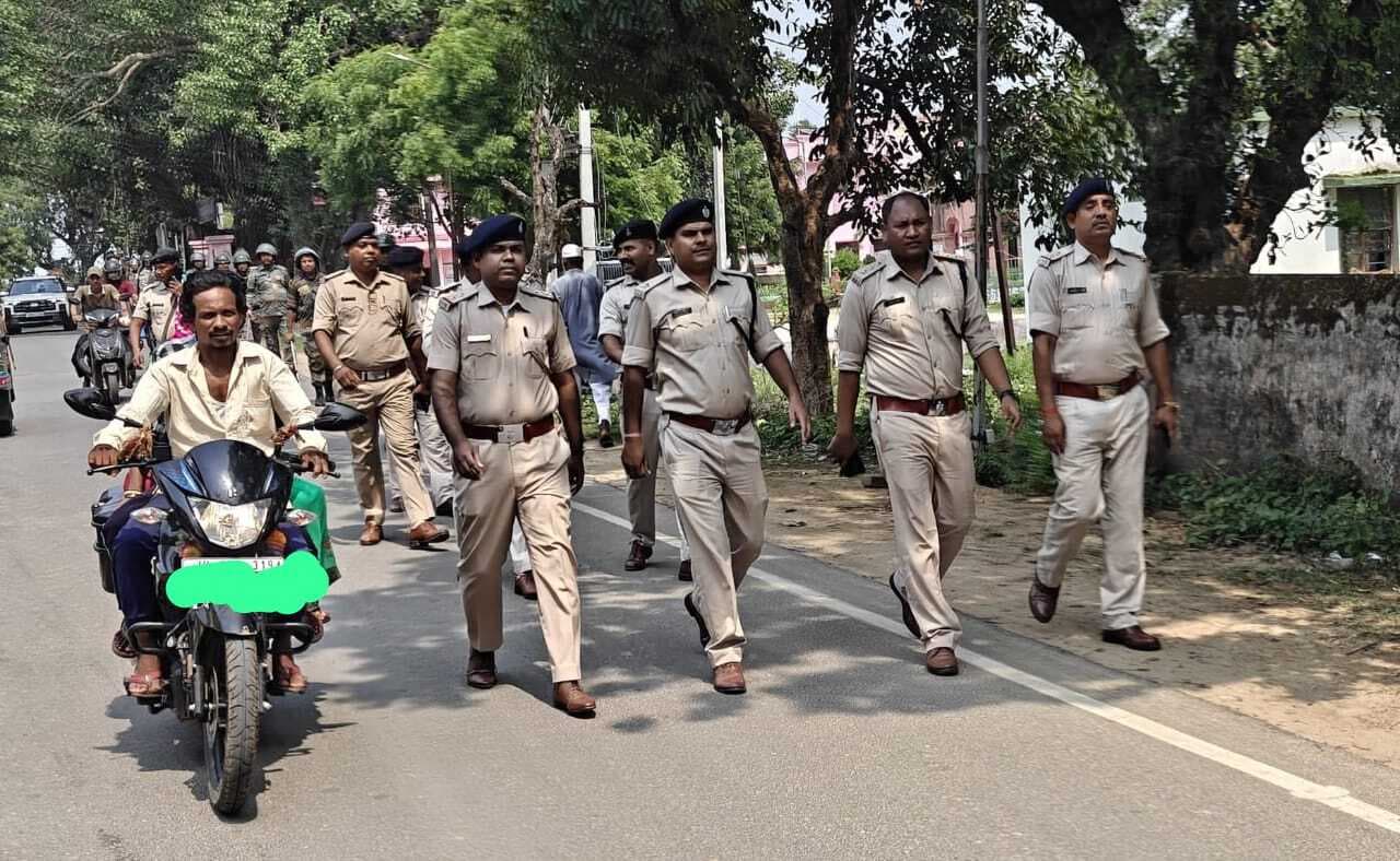 पुलिस से आंखें मिलाकर बिना हेलमेट बाइक चला रहे हैं चालक