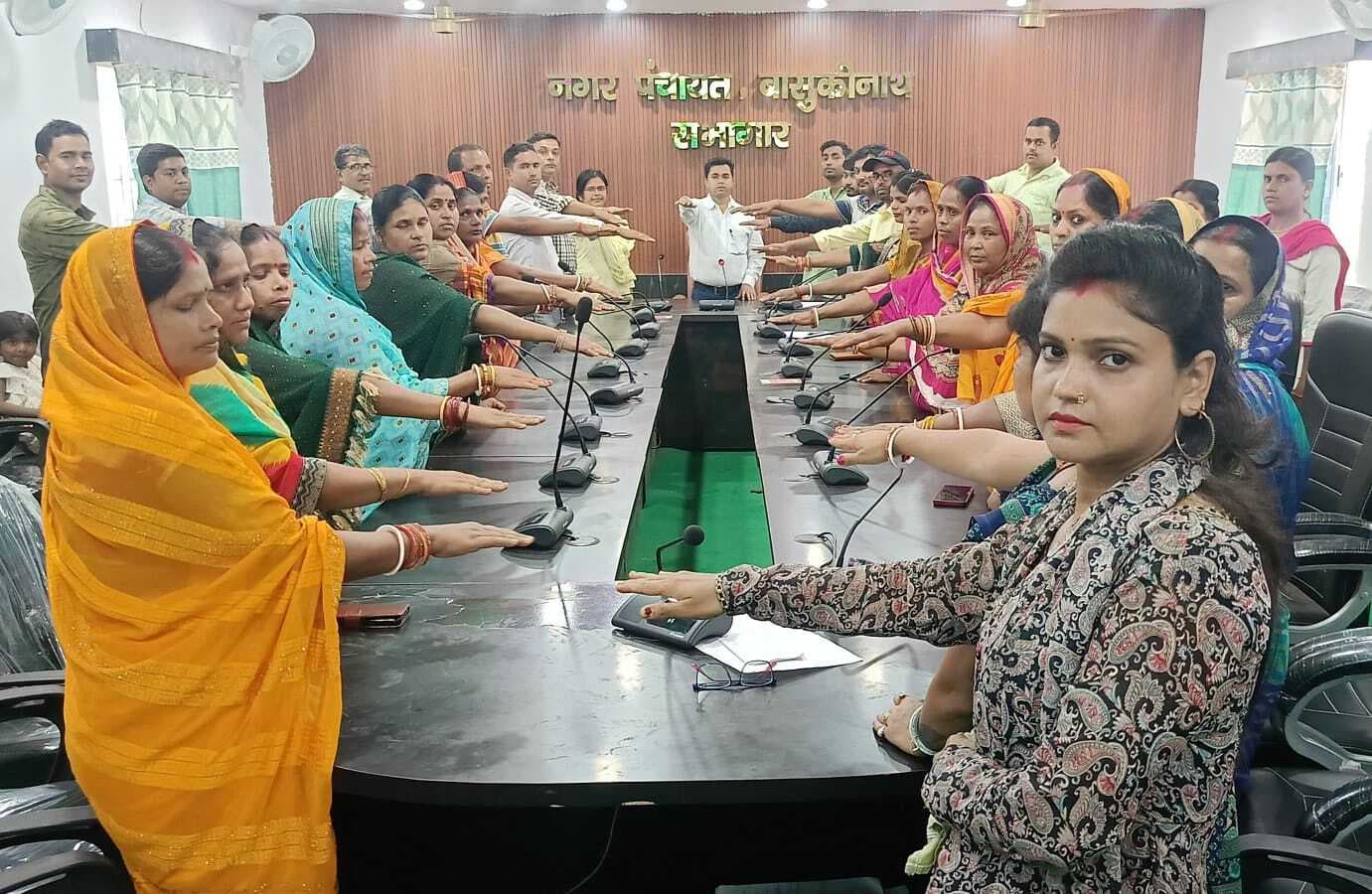 जूट से बने थैला बांट कर नपं ने दुकानदारों को किया जागरूक