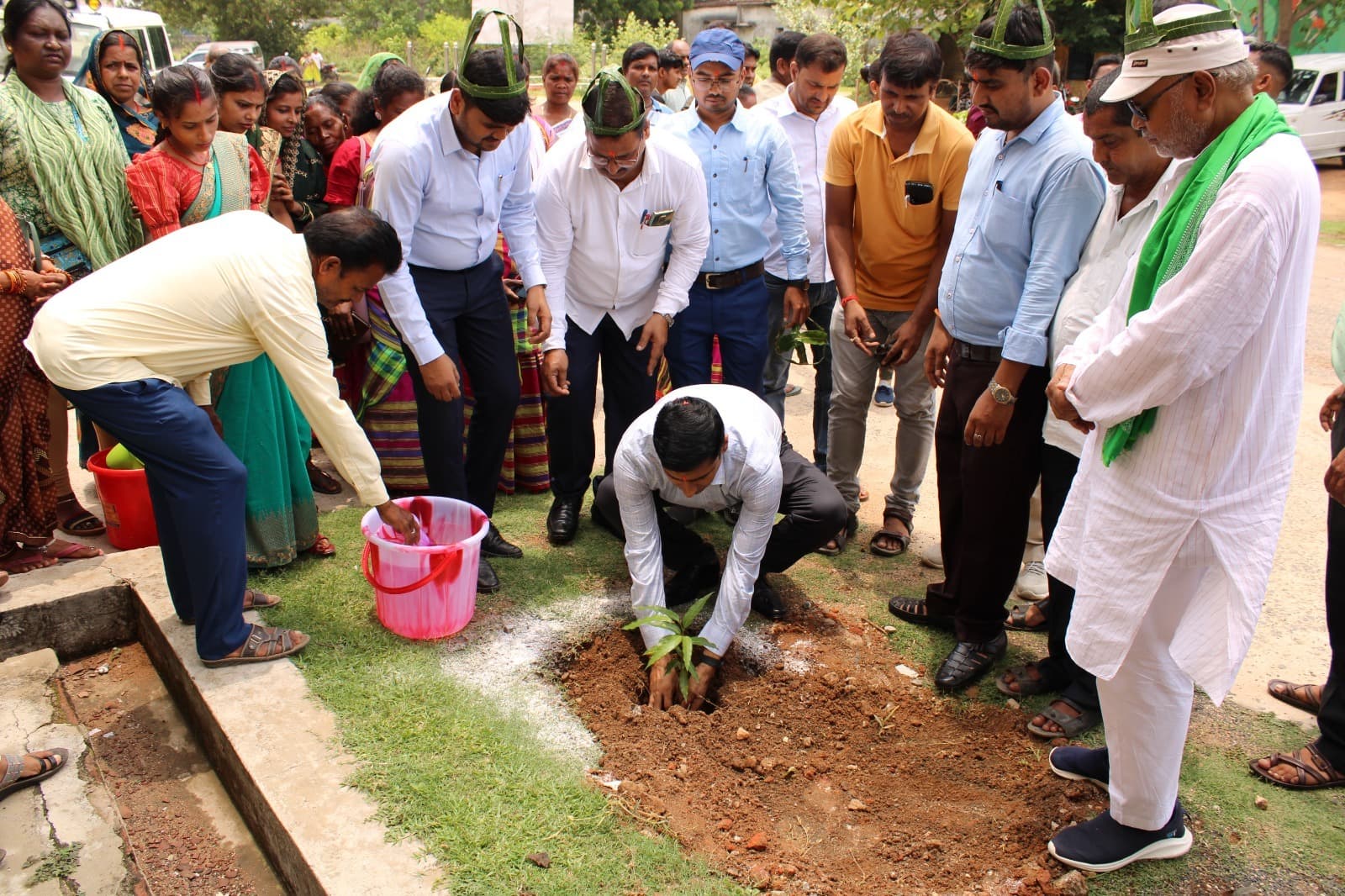 Deoghar news : पर्यावरण संरक्षण का संदेश देने के लिए बनायी रंगोली, मधुपुर को प्लास्टिक मुक्त बनाने की अपील