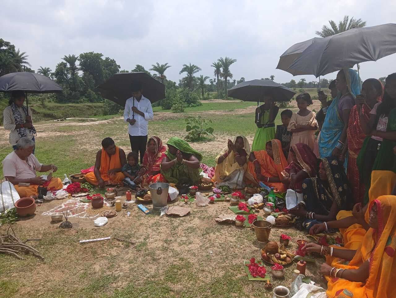 गंगा दशहरा. पंडुआ में ग्रामीणों ने धोबई नदी का पूजन कर नदियों के संरक्षण का दिया संदेश