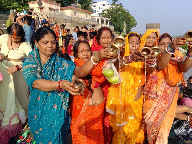 साहिबगंज में गंगा दशहरा पर हजारों भक्तों ने किया गंगा स्नान