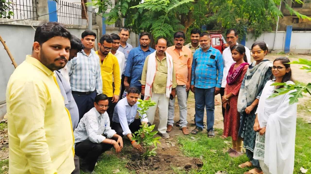 247 पैक्स परिसरों में पौधा लगा पर्यावरण संरक्षण का लिया संकल्प