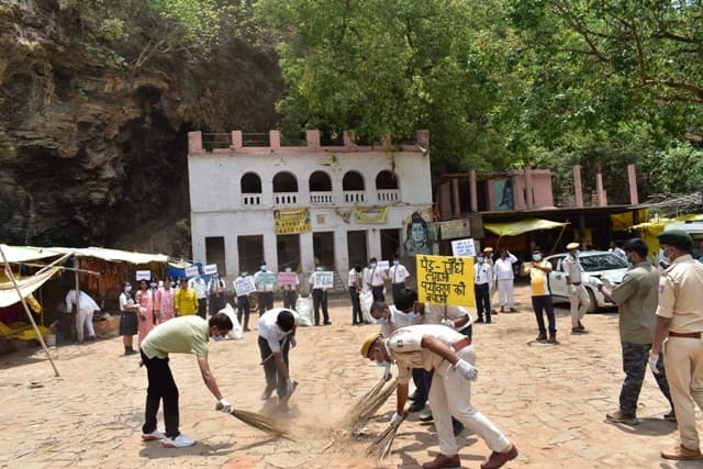एबीआर स्कूल के बच्चों ने संभाली कमान, गुप्ताधाम परिसर में किया सफाई और पौधारोपण