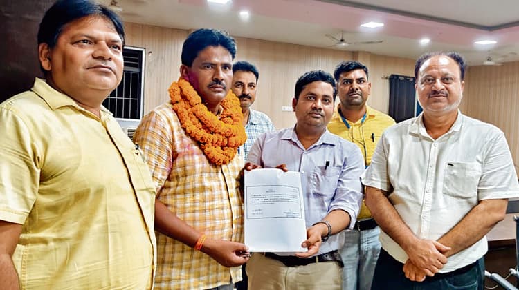 Gopalganj News : बखरी पंचायत के मुखिया बने चंद्रकांत सिंह, 238 वोटों से मिली निर्णायक जीत