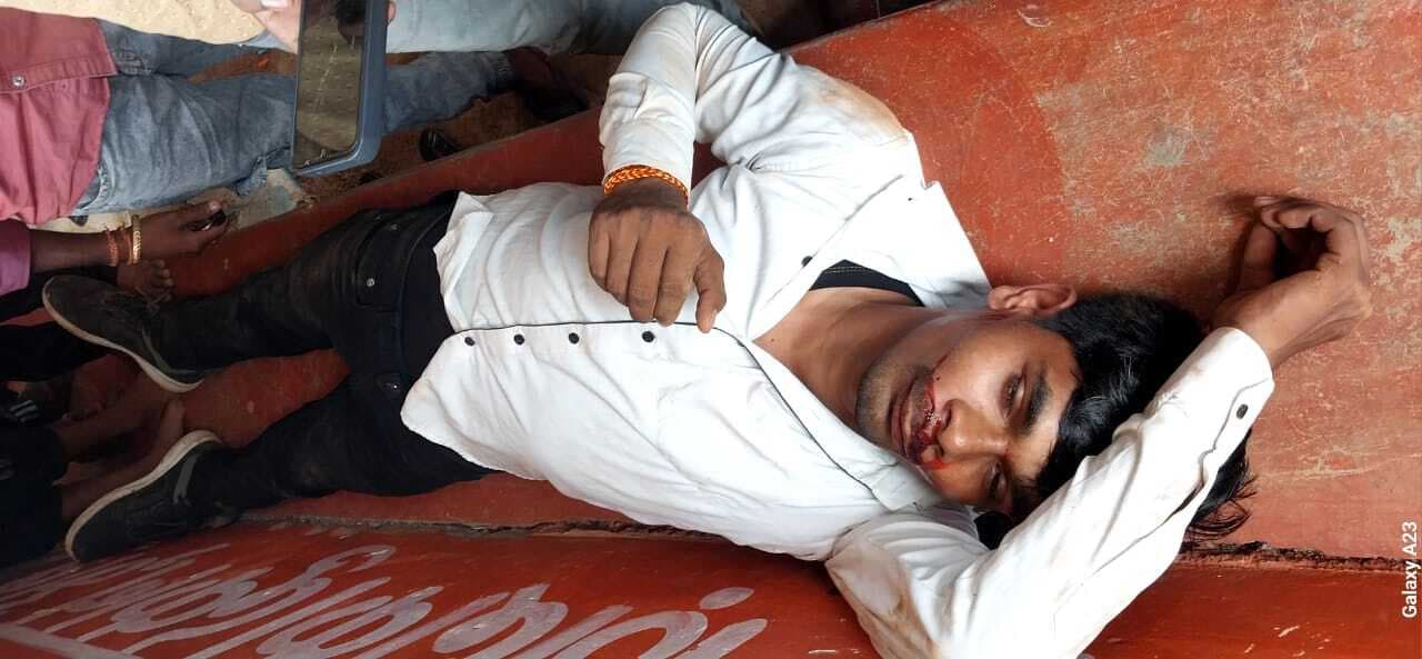 चिरैया मोड़ पर सड़क दुर्घटना में युवक घायल