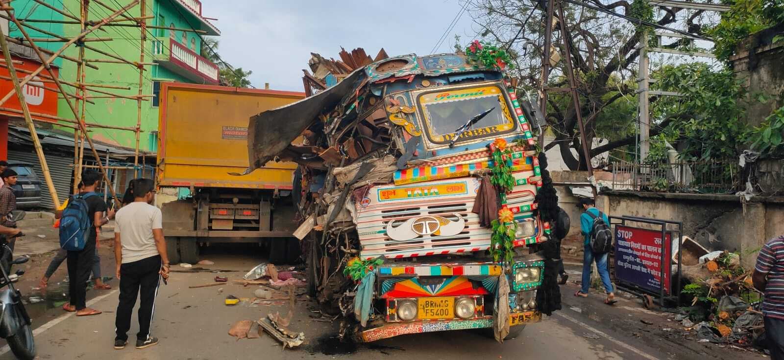 ट्रक व हाइवा में आमने-सामने टक्कर, बाल-बाल बचे चालक