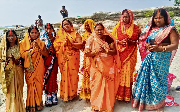 Gopalganj News : गंगा दशहरा के मौके पर हजारों श्रद्धालुओं ने नारायणी नदी में लगायी डुबकी, की सुख-समृद्धि और मोक्ष की कामना