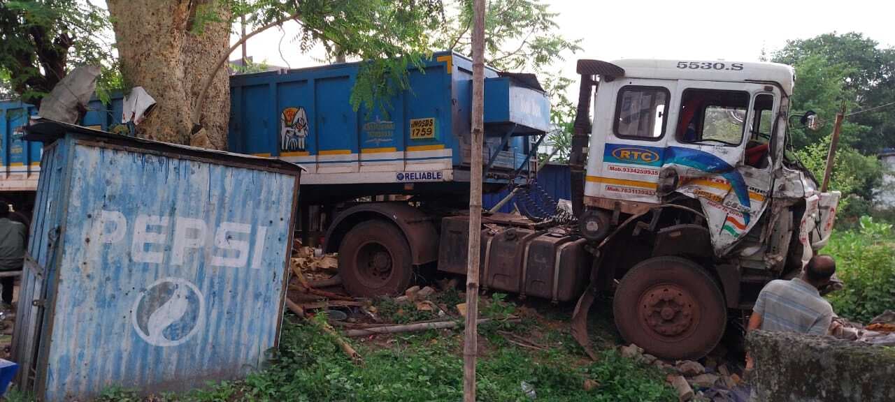 Seraikela Kharsawan News : ओवरटेक के चक्कर में दुकान व कार्यालय में घुसे ट्रक और ट्रेलर, वृद्धा हुई घायल