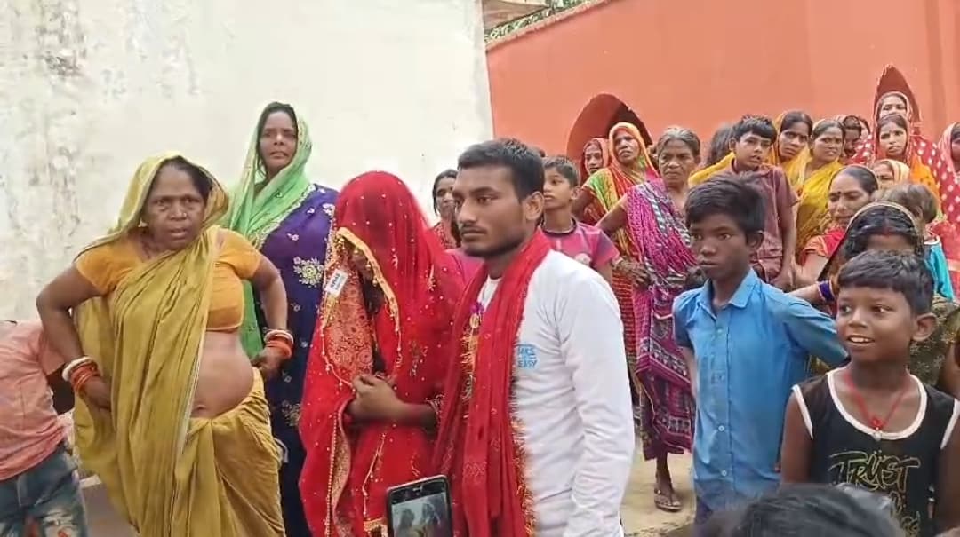 नाबालिग छात्रा के साथ युवक ने मंदिर में रचाई शादी, वीडियो वायरल