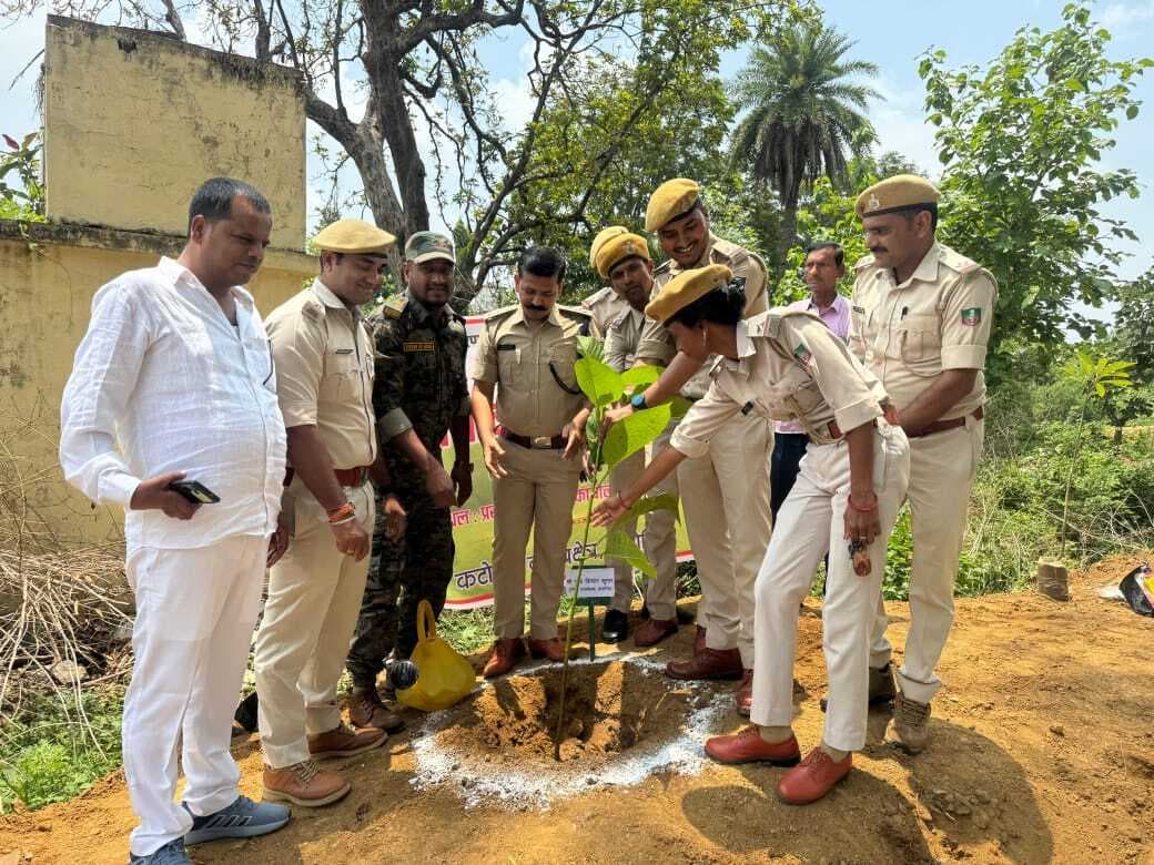 कटोरिया में एसडीपीओ, बीडीओ, पीओ व पैक्स अध्यक्ष ने किया पौधारोपण