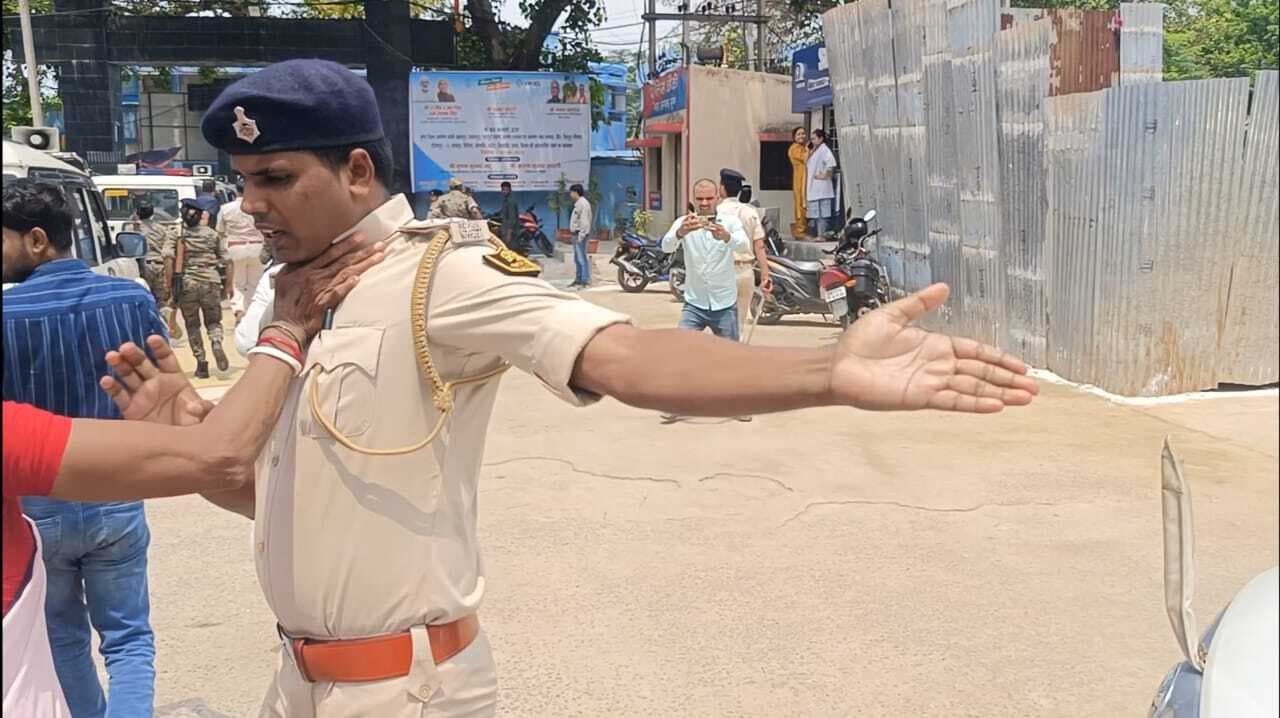 पुलिस के धक्का के बाद आशा ने पकड़ा एएसआइ का पकड़ा कॉलेर