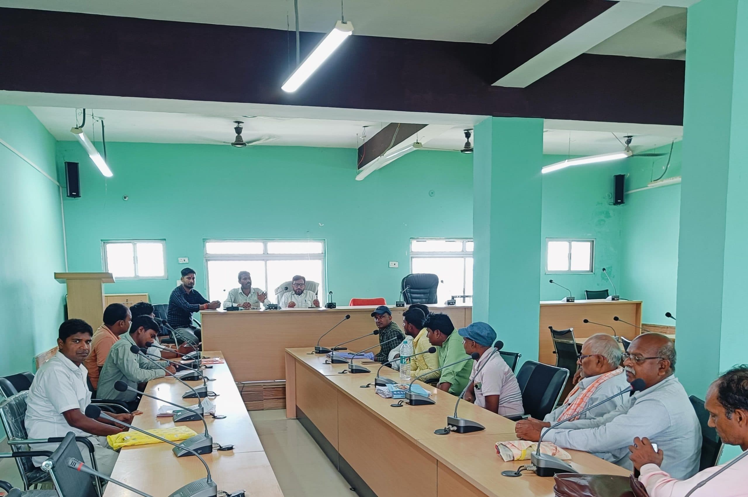 शौचालय निर्माण को लेकर बीडीओ ने दिये निर्देश