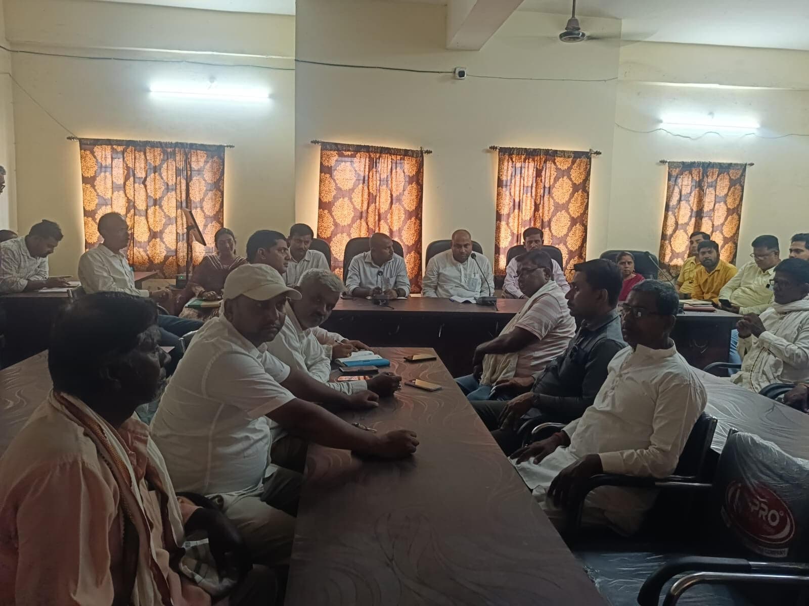 Madhubani News : बीस सूत्री कार्यान्वयन समिति की बैठक में शिक्षा, स्वास्थ्य, रोजगार पर हुई चर्चा