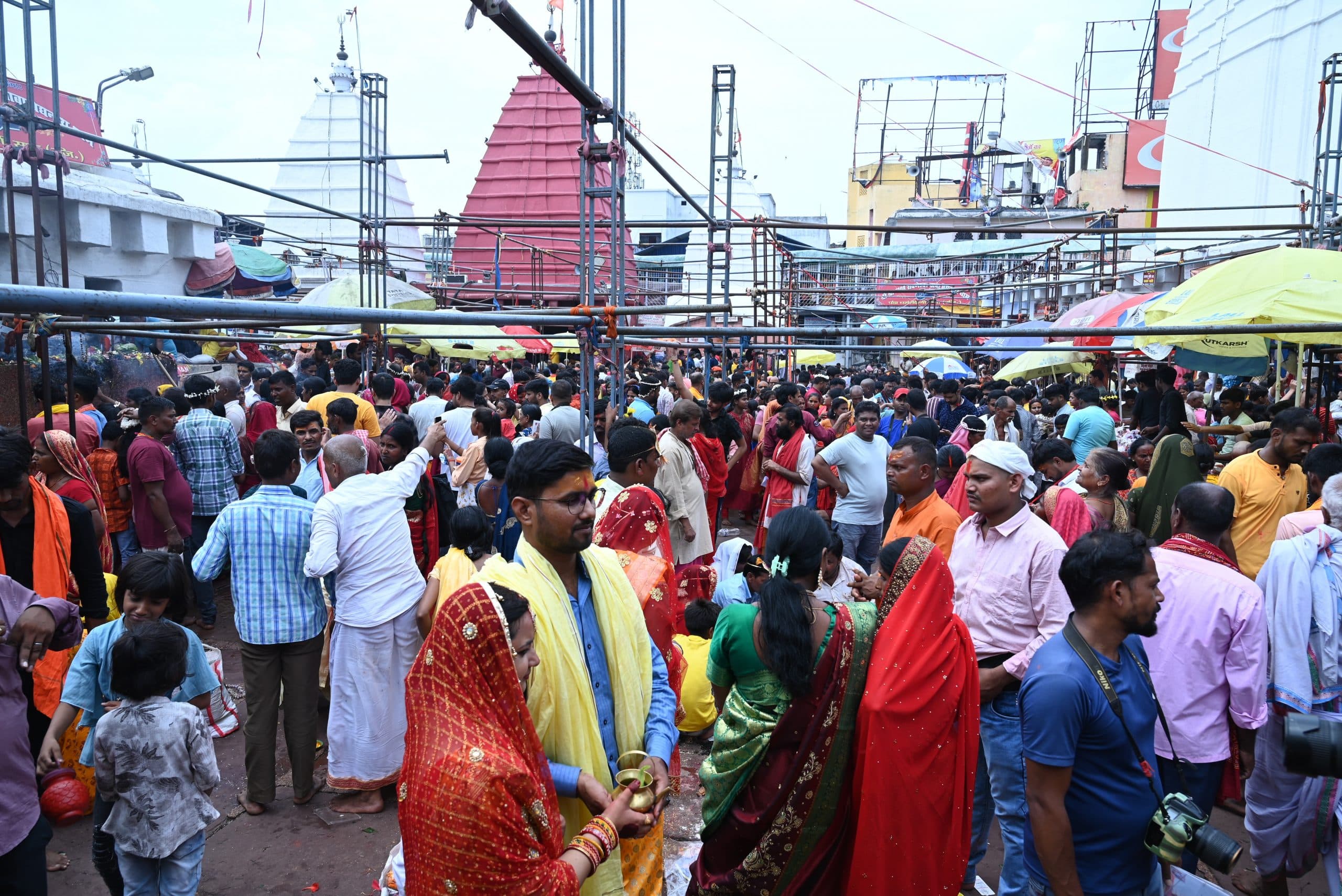 Deoghar News : गंगा दशहरा पर बाबा धाम में उमड़ा आस्था का सैलाब, एक लाख से अधिक श्रद्धालुओं ने किया जलार्पण