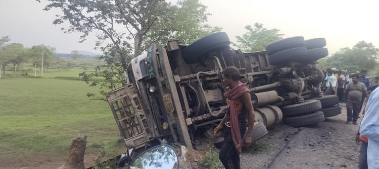 Seraikela Kharsawan News : हाइवा के धक्के से बाइक सवार घायल
