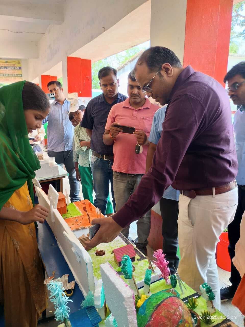 Giridih News : बच्चों ने निकाली रैली, प्रदर्शनी लगायी