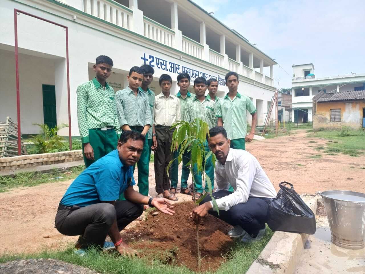 Giridih News :आदर्श कॉलेज में पर्यावरण संरक्षण का लिया गया संकल्प