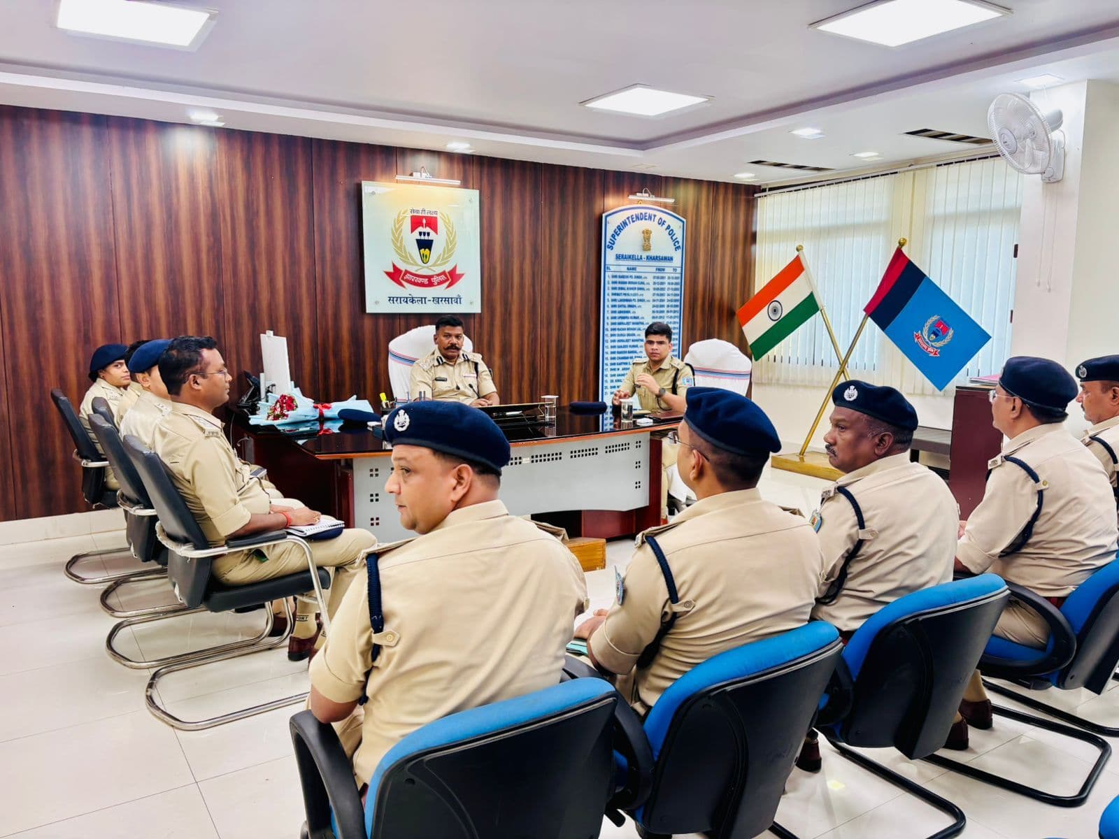 Seraikela Kharsawan News : अपराधियों पर रखें नजर : डीआइजी