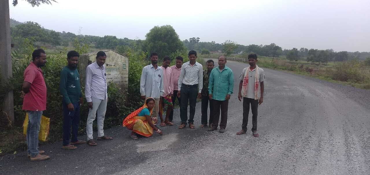 East Singhbhum News : बनने के साथ उखड़ रही सड़क, विरोध