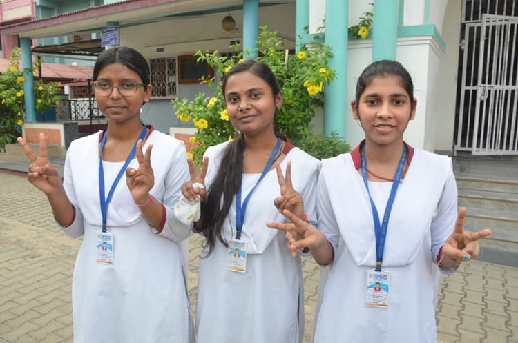 ranchi news : उर्सुलाइन इंटर कॉलेज रांची की छात्रा अनन्या पॉल बनी राजधानी टॉपर