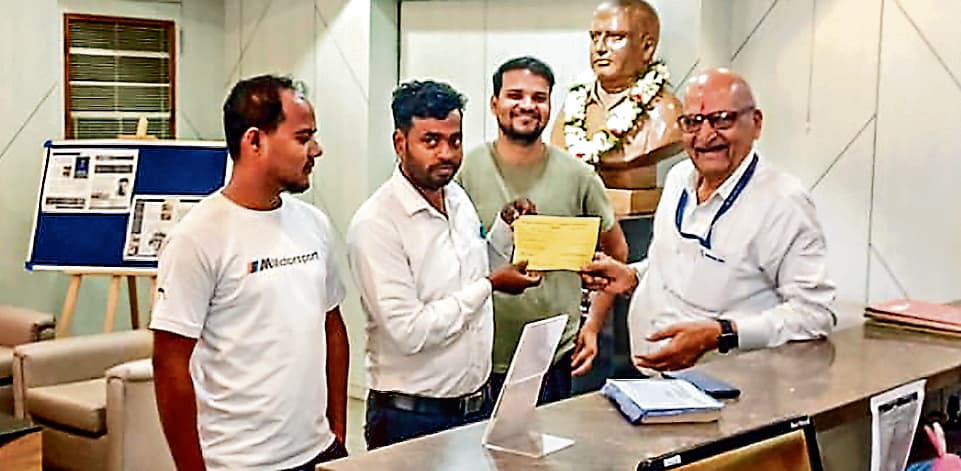 Jamshedpur News : चौक-चौराहे पर कचरा फेंकने वालों से 4 हजार वसूला गया जुर्माना