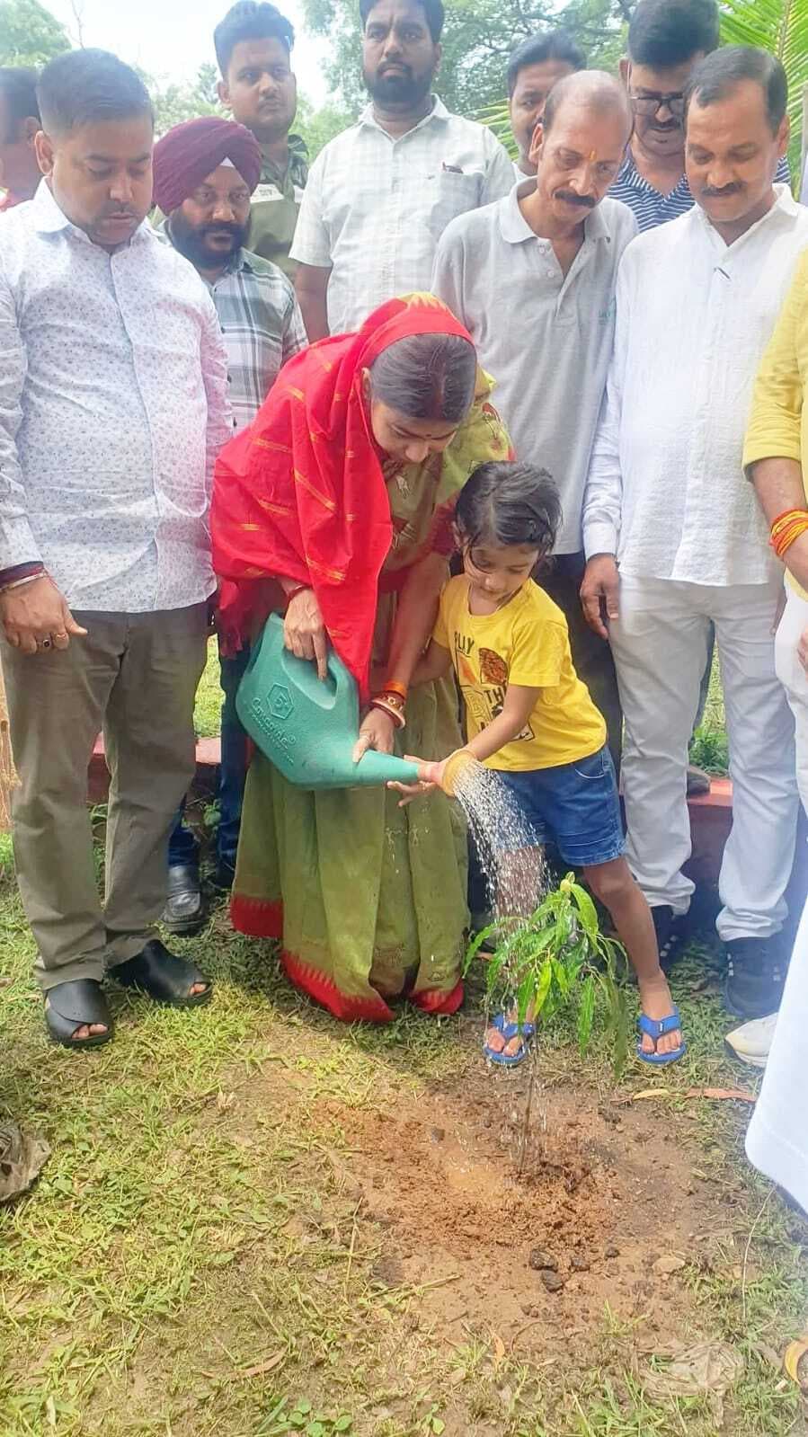 Jamshedpur News : सिदगोड़ा सूर्य मंदिर परिसर में पूर्णिमा साहू ने किया पौधरोपण