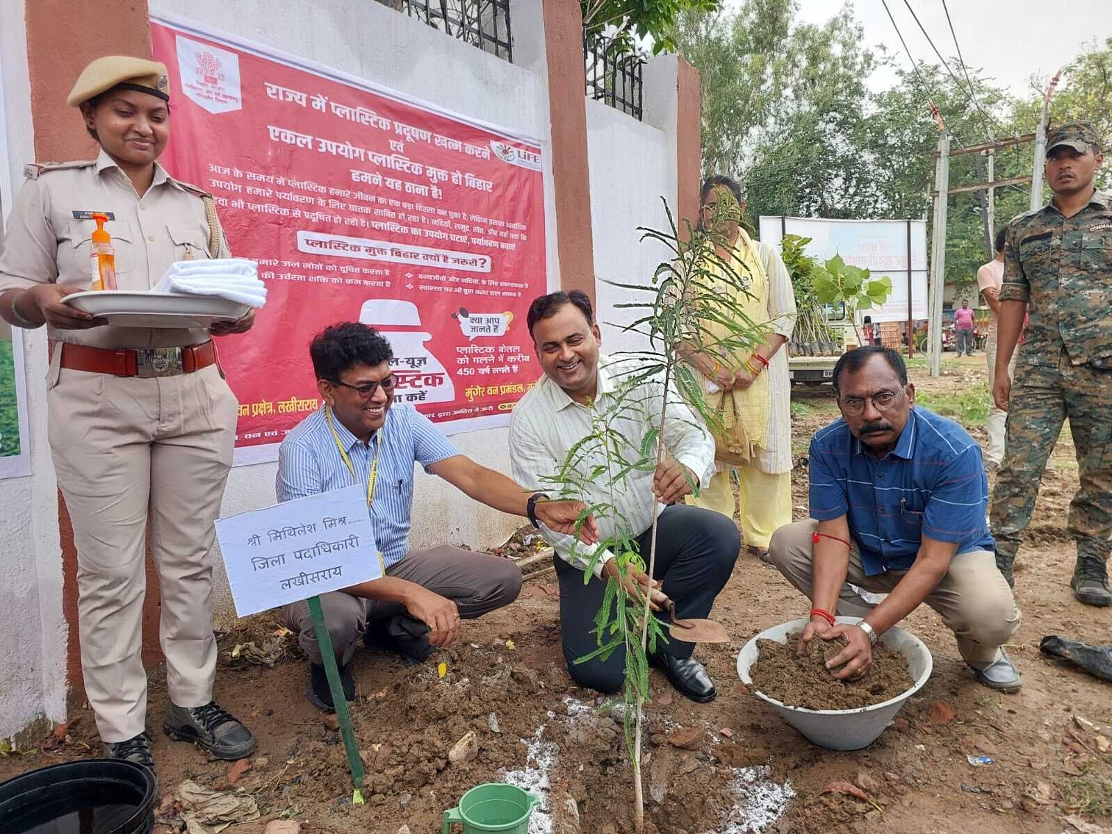 एक वोट एक पेड़ के नाम से पौधारोपण