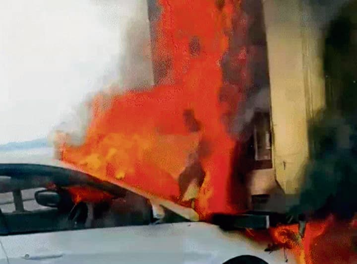 Patna News : जेपी सेतु पर पिकअप में पीछे से टकरायी कार, दोनों में लगी आग