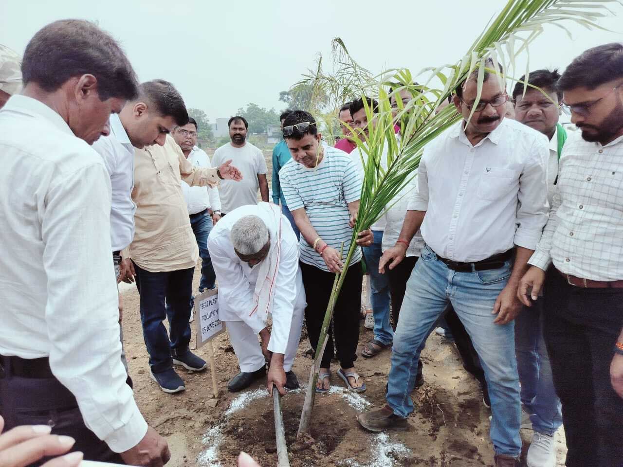 Dhanbad : पर्यावरण को बचाने के लिए सभी को आगे आना होगा : मथुरा