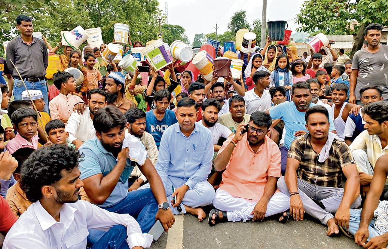 Dhanbad: तीन सप्ताह से जलापूर्ति ठप रहने से नाराज लोगों ने किया रोड जाम