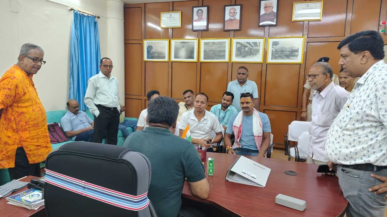 Dhanbad: रिटायर्ड डीवीसीकर्मियों के आवास का लाइन काटने पर हंगामा