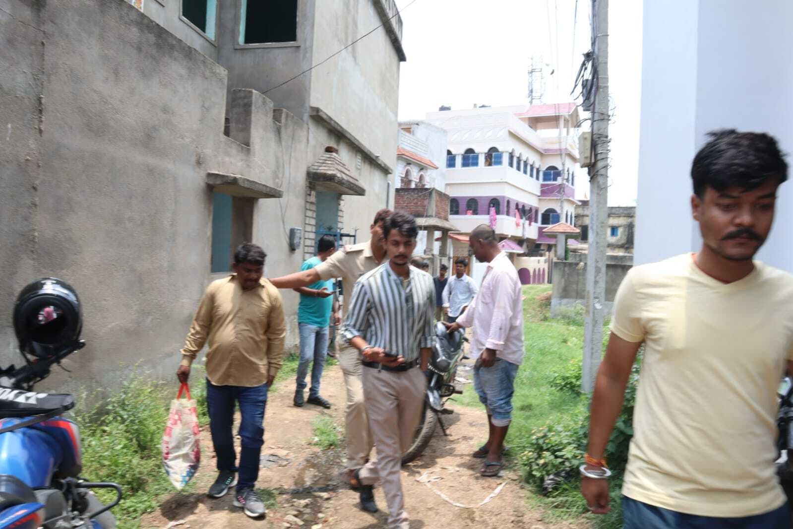 Dhanbad News: लड़कियों का वीडियो बनाते पकड़ाया युवक निकला अपहरणकर्ता