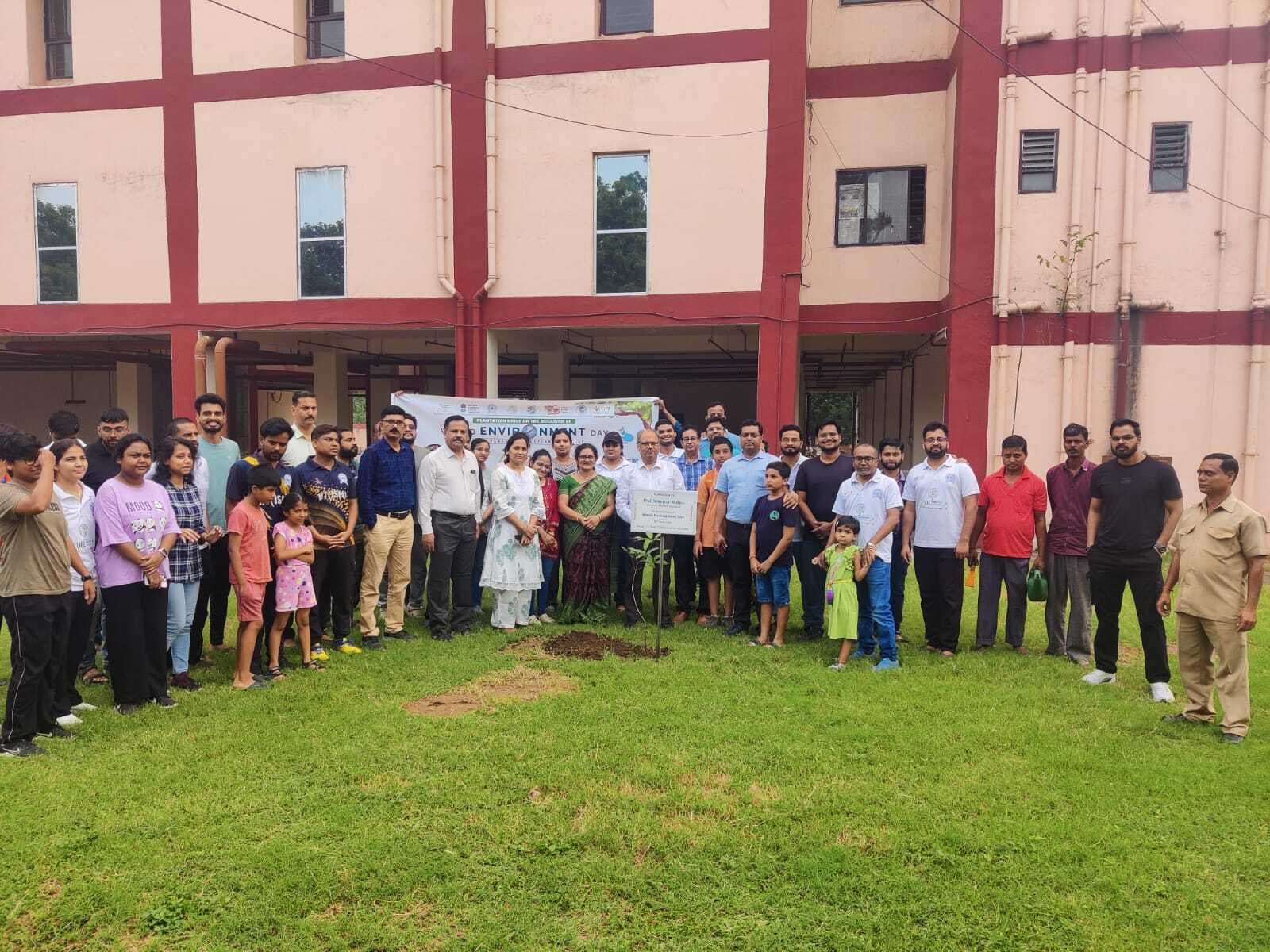 Dhanbad news: शिक्षक-छात्रों ने किया पौधरोपण, हरियाली बढ़ाने का लिया संकल्प