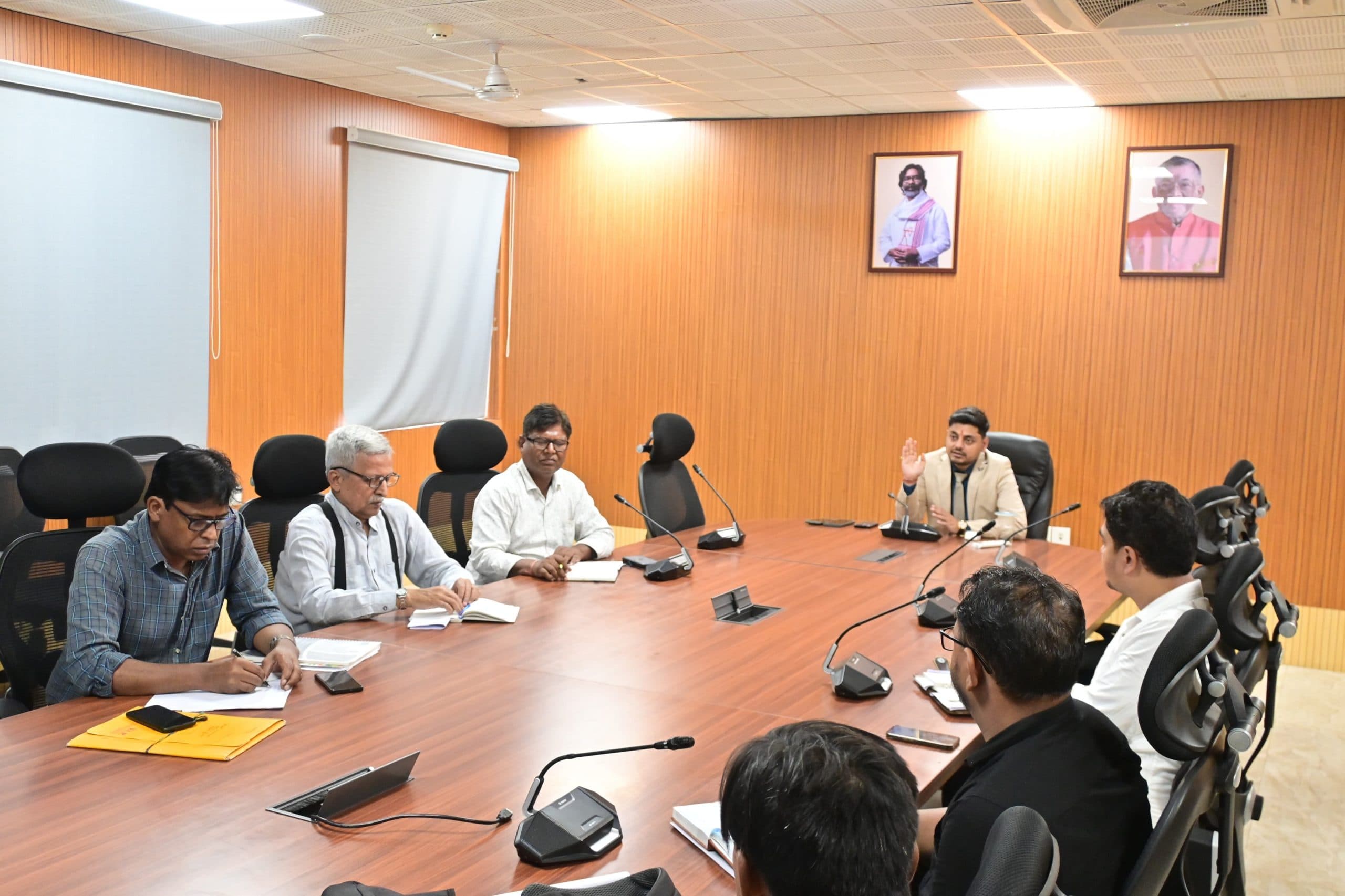 Dhanbad news: स्वास्थ्य सुविधाएं सुदृढ़ करना हमारी प्राथमिकता : डीसी