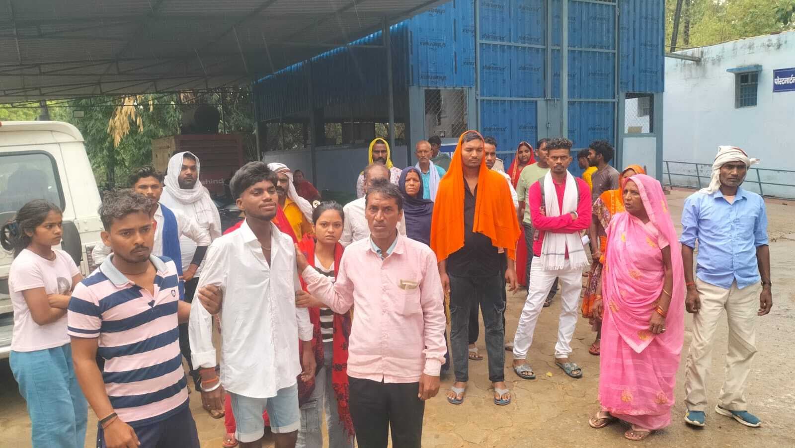 तिलक समारोह से लौट रहा मैजिक पलटा, एक की मौत, चार लोग घायल