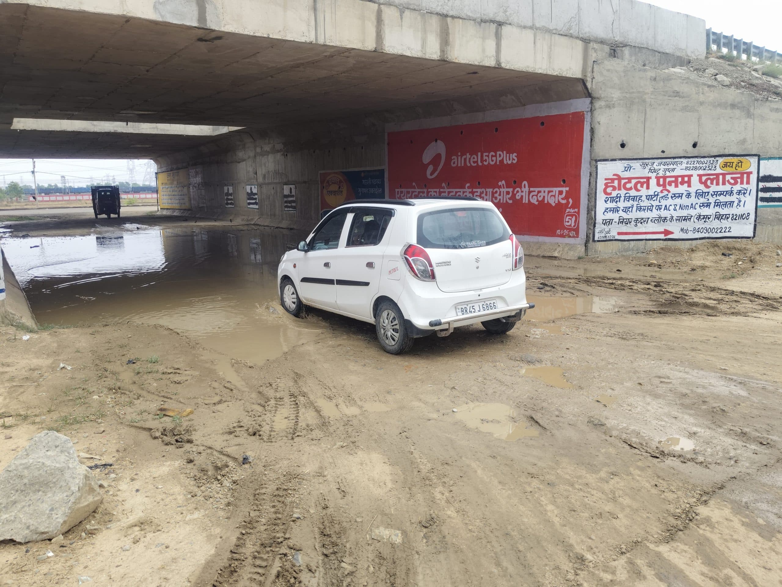 बरसात के समय ओवरब्रिज के नीचे भरेगा पानी