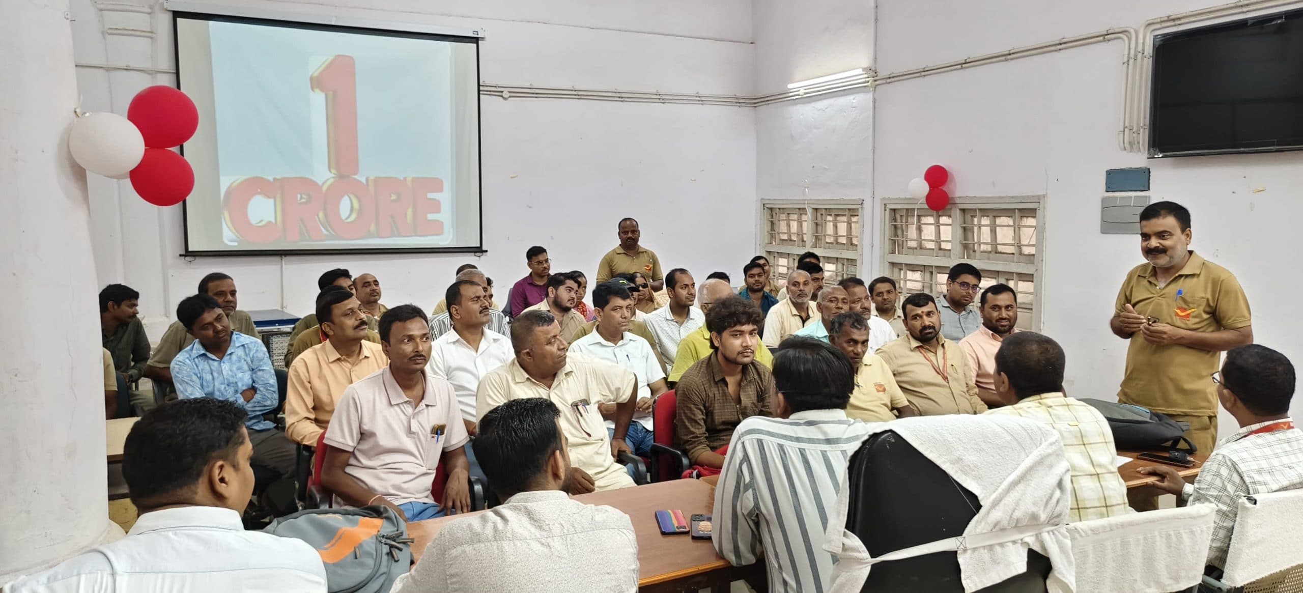 Motihari: डाककर्मियों को एक दिन में एक करोड़ का बीमा अर्जित का दिया निर्देश