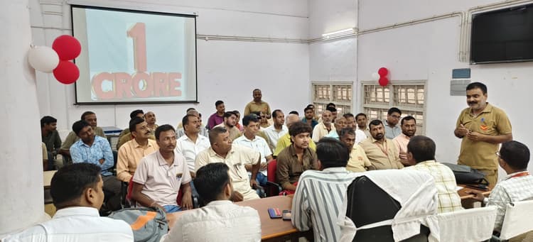 Motihari: डाककर्मियों को एक दिन में एक करोड़ का बीमा अर्जित का दिया निर्देश