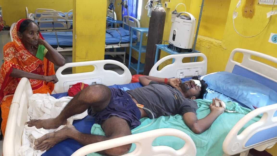 अज्ञात वाहन की टक्कर से बाइक सवार युवक की मौत, दो घायल