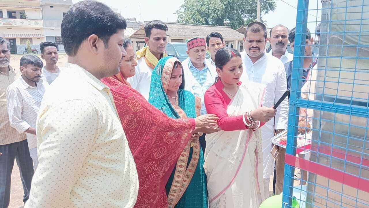 राहगीरों को शुद्ध पेयजल के लिए इमामगंज में वाटर एटीएम की सुविधा शुरू