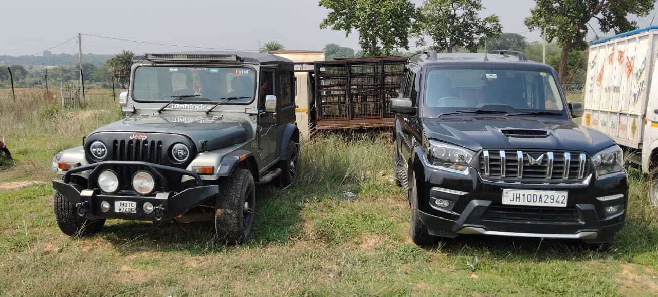 Dhanbad News : मुख्य सरगना पुलिस को चकमा देकर फरार, शराब समेत दो वाहन जब्त, चालक को जेल