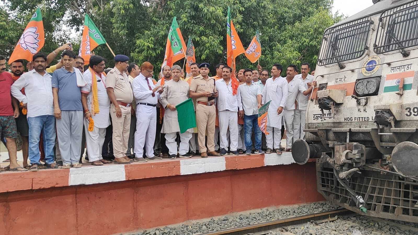 आखिर रुकने लगी आरा-रांची एक्सप्रेस, स्टेशन पर दिखा जश्न