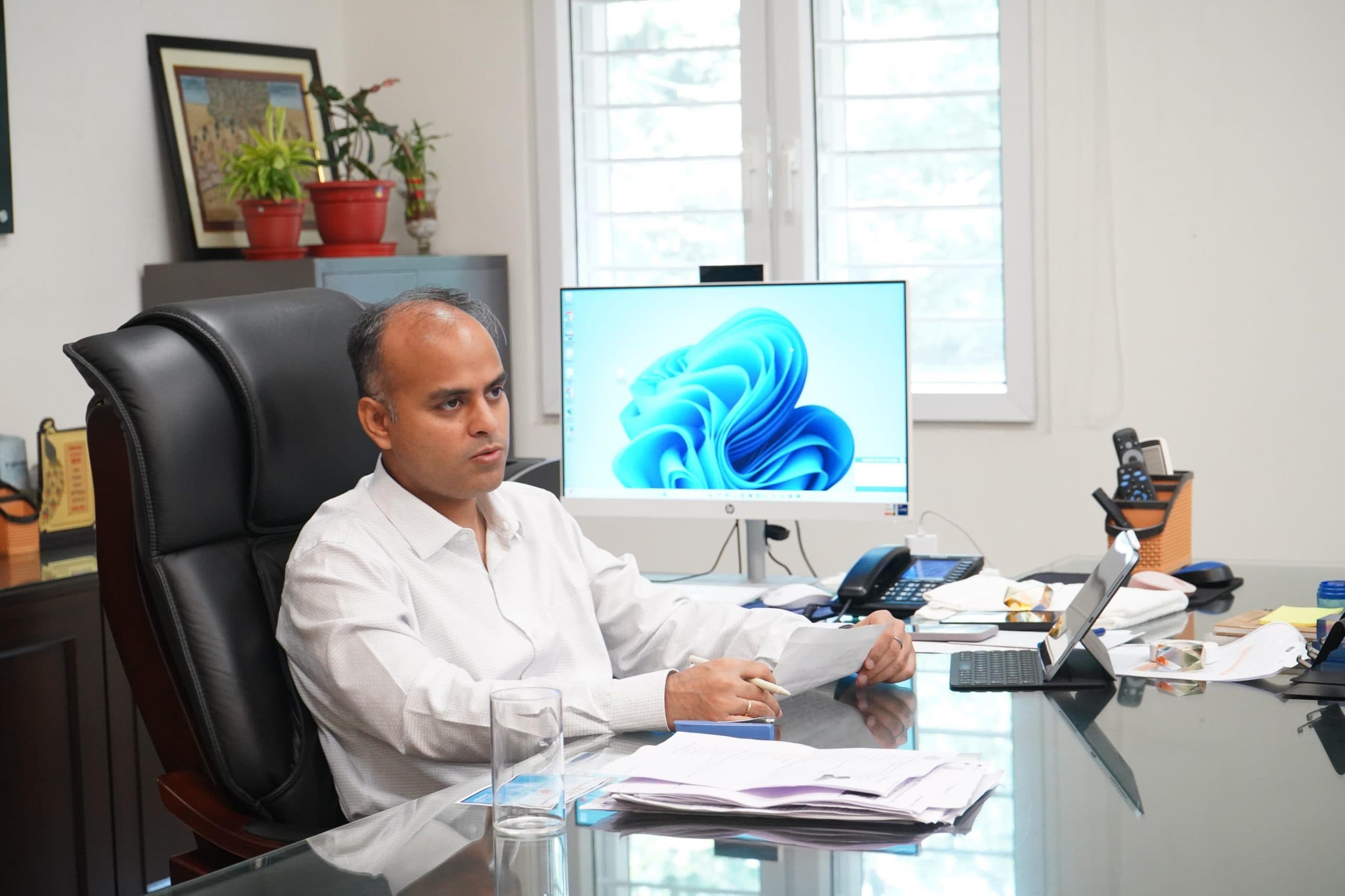 Jamshedpur news. चौकीदार की दूसरी सूची जारी करने और पेंशन संबंधी मामलों को लेकर पहुंचे लोग