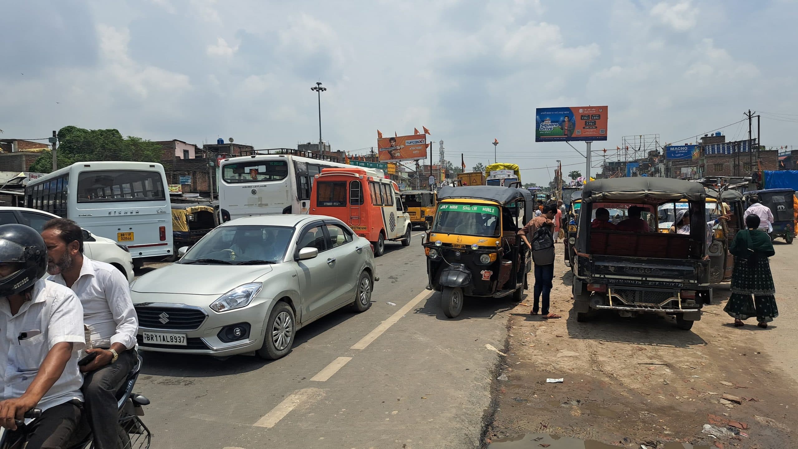 गेड़ाबाड़ी मुख्य बाजार में जाम से परेशान हो रहे लोग