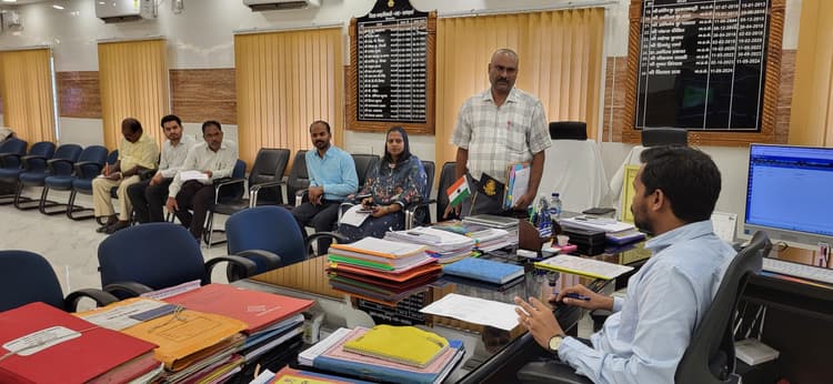 कार्मिक कोषांग की तैयारियों का डीएम ने लिया जायजा